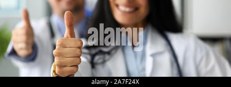 Group of doctors standing in row showing thumb up symbole Banque D'Images