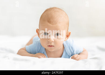 Cute infant baby Lying in Bed sur le ventre Banque D'Images