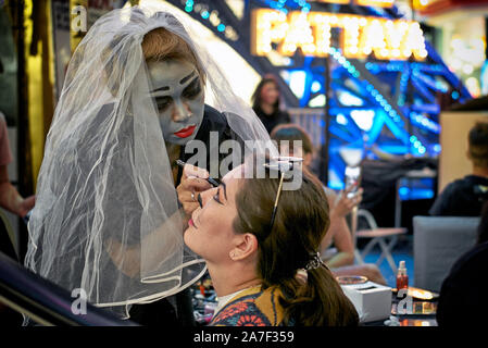 Halloween maquilleuse. Femme recevant le maquillage du visage en préparation du festival d'Halloween Banque D'Images