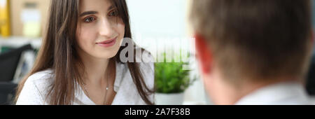 Cute woman looking at man avec joie Banque D'Images