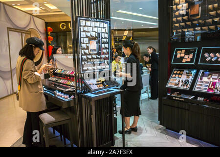 Shanghai, Chine, Young Woman Shopping, Inside Luxury Chinese Shopping Center, assistant boutique « Xin Shi Jie Da Wan Bai Huo », design d'intérieur contemporain, centre commercial de luxe chinois [WP] Banque D'Images