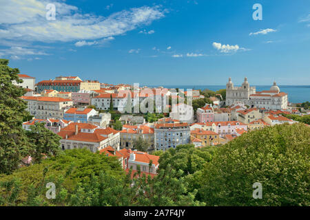 Sur la ville de Lisbonne de l'Igreja do Castelo de São Jorge church, montrant l'Igreja de São Vicente de Fora et la rivière Tejo Banque D'Images