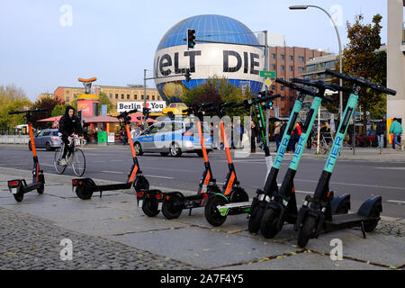 Berlin, Berlin, Allemagne. 1er novembre 2019. E-scooters à partir de différents fournisseurs peut être vu dans le trafic urbain à Berlin Mitte. Crédit : Jan Scheunert/ZUMA/Alamy Fil Live News Banque D'Images