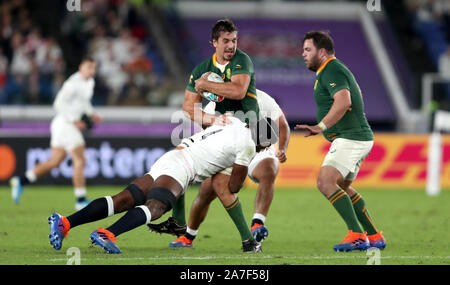 L'Angleterre Maro Itoje (gauche) de l'Afrique du Sud s'attaquer Eben Etzebeth durant la finale de la Coupe du Monde de Rugby 2019 match au stade de Yokohama. Banque D'Images