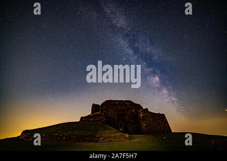 Au cours de la Voie lactée, Moel Famau tour du Jubilé, Clwydian Range, au nord du Pays de Galles Banque D'Images