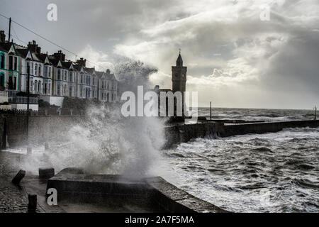 Porthleven, Cornwall, UK. 09Th Nov, 2019. Cornwall Porthleven battues par les grandes vagues de tempête et les falaises smash Clock Tower Crédit : Kathleen White/Alamy Live News Banque D'Images