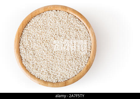 Graines de sésame dans le bol en bois isolé sur fond blanc avec clipping path Banque D'Images