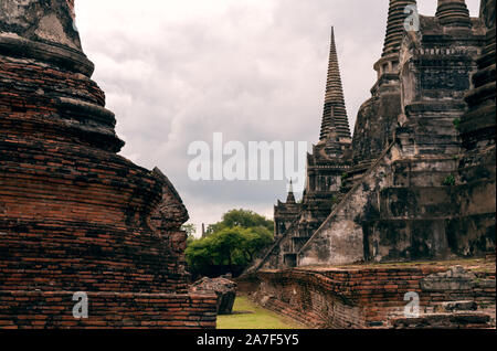 Ville historique d'Ayutthaya avec façade en pierre de brique rouge et de l'architecture - l'ancienne demeure des monastères bouddhistes dans la vieille ville de Siam - Voyage, de l'histoire et de l'Asie concept Banque D'Images