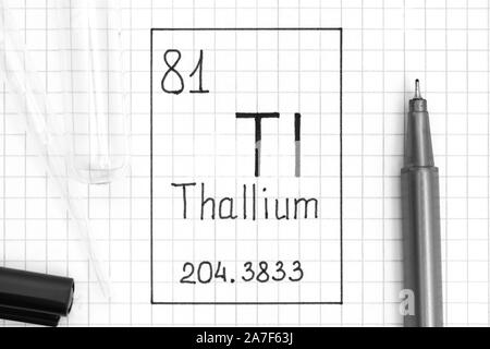 Le tableau périodique des éléments. L'élément chimique de l'écriture Le thallium Tl avec stylo noir, tube à essai et pipette. Close-up. Banque D'Images