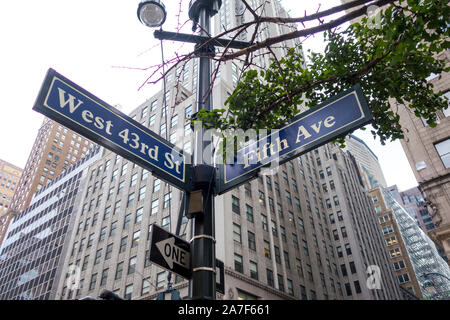 Signe de la cinquième avenue à New York, à une intersection avec une rue à Manhattan. Banque D'Images