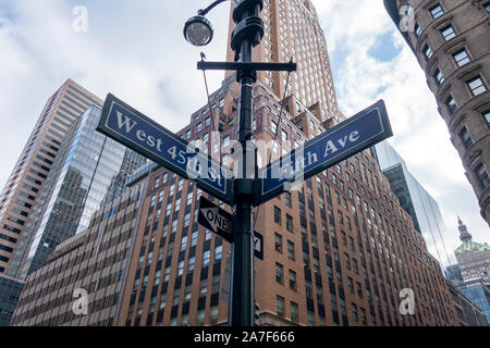 Signe de la cinquième avenue à New York, à une intersection avec une rue à Manhattan. Banque D'Images