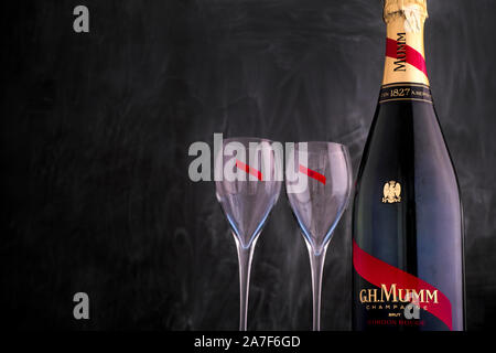 Tambov, Fédération de Russie - Septembre 07, 2019 Bouteille de Champagne G.H. L'UGMM avec deux verres à vin sur fond noir. Studio shot. Banque D'Images