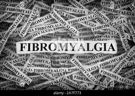 La fibromyalgie. Morceaux de papier avec le mot fibromyalgie. Notion de droit. Noir et blanc. Close up. Banque D'Images