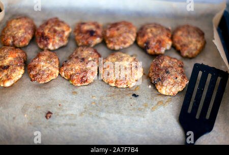 Escalopes faits maison sur la plaque avec la spatule. Close up. Banque D'Images
