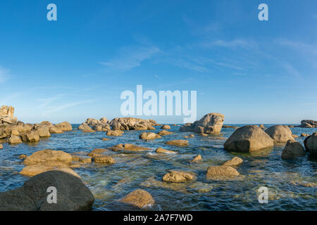 Paysage de la côte de l'océan calme et avec de grosses roches et les rochers de granit dans la lumière du matin Banque D'Images
