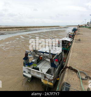 Carteret, Manche / France - 17 août 2019 - bateaux de pêche dans le sable dans le port de Carteret à marée basse Banque D'Images