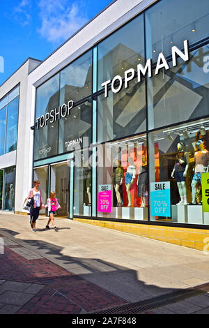 L'élévation de la façade moderne Topshop et Topman boutiques dans le centre Quedam Yeovil. Mesdames & mode de mens les détaillants. Jeune fille femme & shop. Banque D'Images