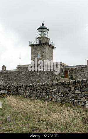 Carteret, Manche / France - 17 août 2019 - vue horizontale du phare de Carteret et heath sur la côte nord de la Normandie en France Banque D'Images