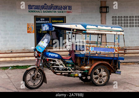 Une Honda tuk tuk avec un logo de marque Pepsi peintes sur le réservoir de gaz est garée en face de l'immeuble de la société Badminton Nong Khai, dans le Nord de la Thaïlande. Banque D'Images