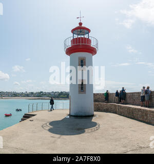 Erquiy, Côtes-d-Armor / France - 20 août 2019 : les touristes visiter le vieux port et le phare d'Erquy, sur la côte de Bretagne Banque D'Images