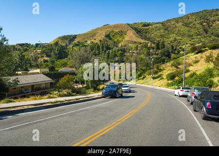 LOS ANGELES, USA - 11 Avril 2019 : la route avec Hollywood collines en arrière-plan. Los Angeles, Californie Banque D'Images