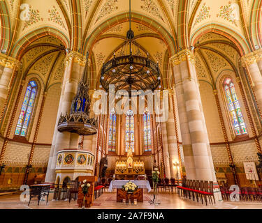 Église paroissiale de Sainte Elisabeth Árpád House est une église moins célèbre à Budapest. Mais absoulutely bel endroit avec un joli jardin. Banque D'Images