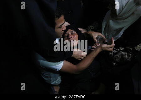 Khan Younis, dans la bande de Gaza, territoire palestinien. 2e Nov, 2019. Des proches de peuple palestinien Ahmed Al-Shahri, 27 ans, qui a été tué dans une frappe israélienne, pleurent lors de ses funérailles à Khan Younis dans le sud de la bande de Gaza, le 2 novembre 2019 : Crédit d'Ashraf Amra/APA/Images/fil ZUMA Alamy Live News Banque D'Images