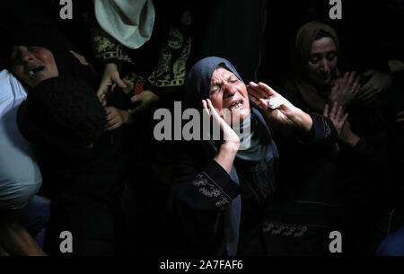 Khan Younis, dans la bande de Gaza, territoire palestinien. 2e Nov, 2019. Des proches de peuple palestinien Ahmed Al-Shahri, 27 ans, qui a été tué dans une frappe israélienne, pleurent lors de ses funérailles à Khan Younis dans le sud de la bande de Gaza, le 2 novembre 2019 : Crédit d'Ashraf Amra/APA/Images/fil ZUMA Alamy Live News Banque D'Images