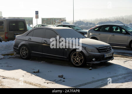 Bolu, Turquie - 18 janvier 2019, de couleur noir marque : Mercedes voiture couverte de neige. Banque D'Images