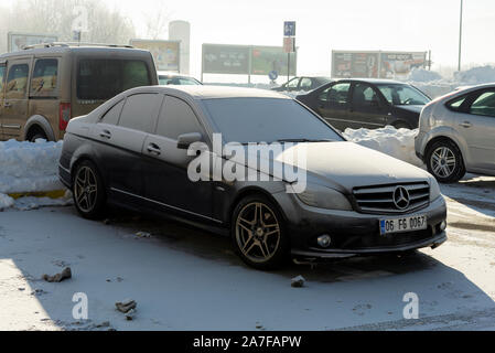 Bolu, Turquie - 18 janvier 2019, de couleur noir marque : Mercedes voiture couverte de neige. Banque D'Images