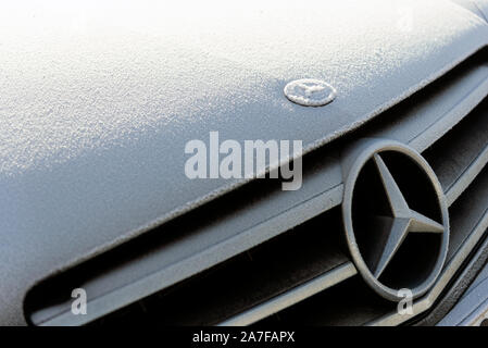 Bolu, Turquie - 18 janvier 2019, de couleur noir marque : Mercedes couvert de neige. Banque D'Images