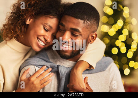 Couple in love prévues la veille de Noël ensemble Banque D'Images