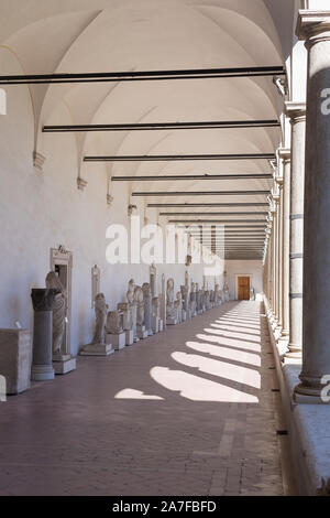 Vue du cloître avec les vestiges archéologiques, musée national romain, Rome, Italie Banque D'Images