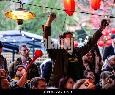 Afrique du Sud fans célébrer à plein temps à regarder la finale de la Coupe du Monde de Rugby le dépistage à fer plat Square, Londres. Banque D'Images