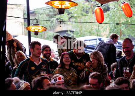 Afrique du Sud fans célébrer à plein temps à regarder la finale de la Coupe du Monde de Rugby le dépistage à fer plat Square, Londres. Banque D'Images