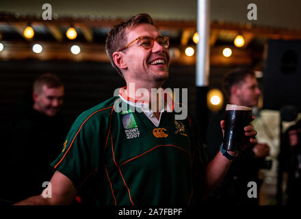 Afrique du Sud fans célébrer à plein temps à regarder la finale de la Coupe du Monde de Rugby le dépistage à fer plat Square, Londres. Banque D'Images