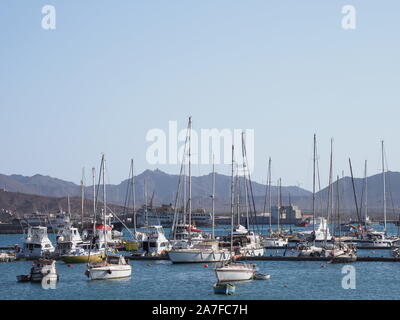 Vue de yachts et bateaux dans port dans la ville de Mindelo africains à l'île de Sao Vicente au Cap Vert Banque D'Images