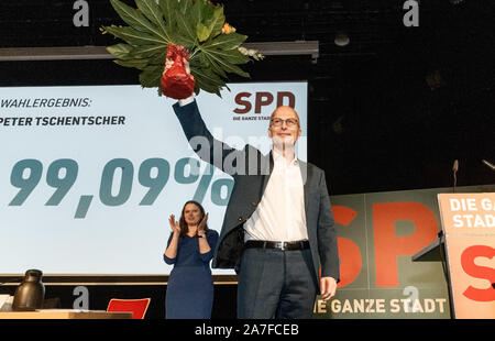 Hambourg, Allemagne. 09Th Nov, 2019. Peter Tschentscher (SPD), premier maire de Hambourg, accepte la jubilation des délégués à la conférence de l'État partie du SPD à Hambourg, après qu'il a été élu avec 99,09  % des voix d'entre eux sur place l'un de la liste candidate pour l'élection des citoyens 2020. Photo : Markus Scholz/dpa/Alamy Live News Banque D'Images