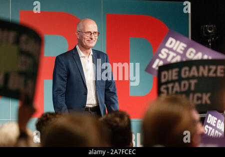 Hambourg, Allemagne. 09Th Nov, 2019. Peter Tschentscher (SPD), premier maire de Hambourg, accepte la jubilation des délégués à la conférence de l'État partie du SPD à Hambourg, après qu'il a demandé dans son discours pour la première place sur la liste des candidats pour l'élection des citoyens 2020. Photo : Markus Scholz/dpa/Alamy Live News Banque D'Images