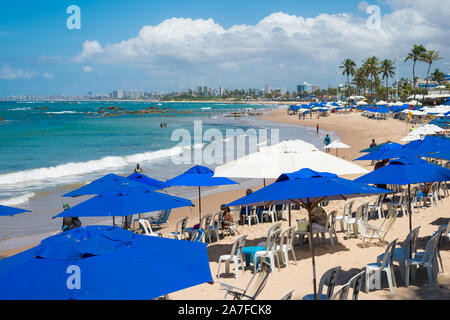 Salvador, Brésil - Circa 2019 Septembre : une vue de la plage à Itapua, Salvador le paysage urbain dans l'arrière-plan Banque D'Images