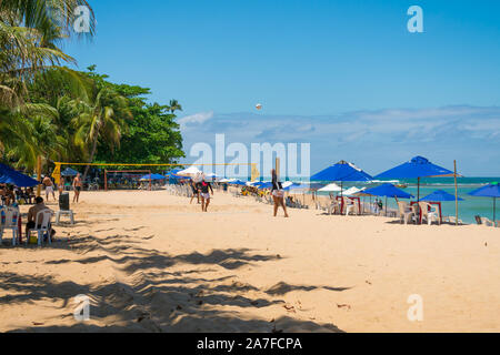 Salvador, Brésil - Circa 2019 septembre : Les hommes jouer au volley-ball au Farol de Itapua beach Banque D'Images