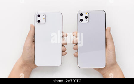 Comparaison de deux nouveaux modèles d'IPhone en mains 11 Banque D'Images