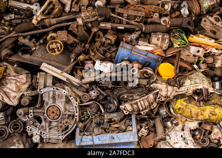 Un tas de pièces de voiture prises dans le domaine de la casse automobile Mumbai, la Chor Bazar Marché, Inde Banque D'Images