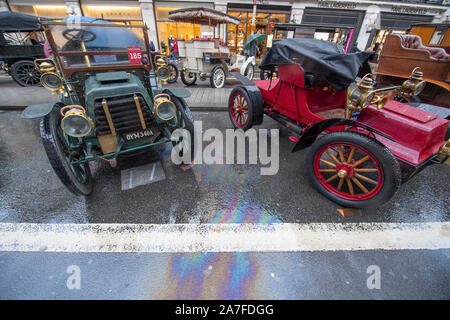 Westminster, London, UK. 2 novembre 2019. De fortes pluies et des rafales de vent à Londres pour l'ouverture de la Route 66 Regent Street Motor Show, qui a lieu un jour avant l'assemblée annuelle de Londres à Brighton Veteran Car Run. Credit : Malcolm Park/Alamy Live News. Banque D'Images