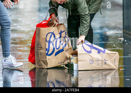 Southport, Merseyside. Météo Royaume-Uni. 2nd novembre 2019. La pluie du mois tombe en seulement 30 heures comme met avertit de fortes averses de Merseyside. Merseyside a été mis en place pour huit jours de pluie alors que les restes de l'ouragan Pablo de l'Atlantique se rendirait. Crédit : MediaWorldImages/Alamy Live News Banque D'Images