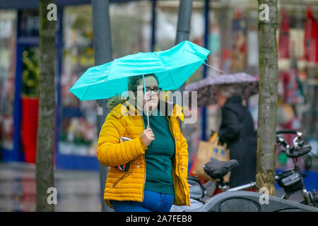 Vents forts et pluie à Southport, Merseyside.Météo Royaume-Uni.2 novembre 2019.La pluie du mois tombe en seulement 30 heures, comme met Office avertit de fortes averses de Merseyside.Merseyside a été mis en place pour huit jours de pluie alors que les restes de l'ouragan Pablo de l'Atlantique se rendirait.Crédit : MediaWorldImages/Alamy Live News Banque D'Images