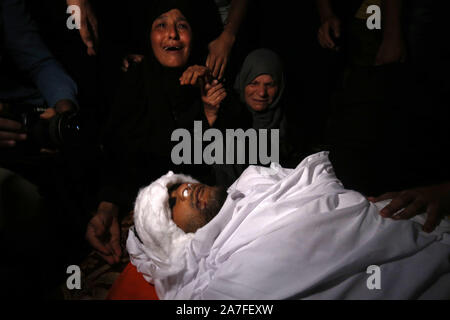 Khan Younis, à Gaza. 09Th Nov, 2019. Des proches de 27 ans, Ahmed al-Shahri palestiniens, tués au cours d'un bombardement israélien, le deuil lors de ses funérailles à Khan Younis dans le sud de la bande de Gaza le 2 novembre 2019. Des dizaines de grèves a frappé l'enclave palestinienne dans les premières heures d'aujourd'hui. une source de sécurité à Gaza a dit. Photo par Ibrahim Al-Khatib /UPI. Credit : UPI/Alamy Live News Banque D'Images