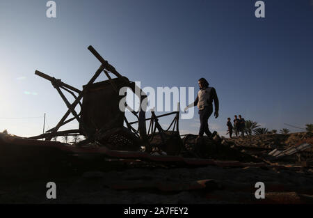 Khan Younis, à Gaza. 09Th Nov, 2019. Les hommes palestiniens à pied autour d'un cratère causé par un bombardement israélien a lancé, à Khan Yunis dans le sud de la bande de Gaza le 2 novembre 2019. Des dizaines de grèves a frappé l'enclave palestinienne dans les premières heures d'aujourd'hui. une source de sécurité à Gaza a dit. Photo par Ismael Mohamad/UPI. Credit : UPI/Alamy Live News Banque D'Images