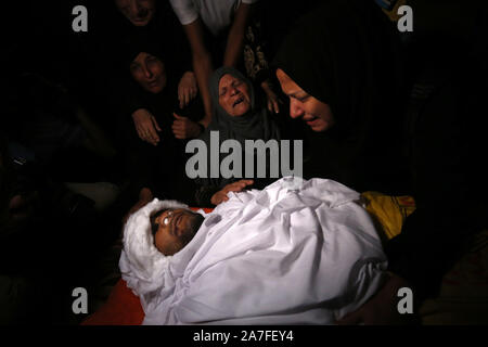 Khan Younis, à Gaza. 09Th Nov, 2019. Des proches de 27 ans, Ahmed al-Shahri palestiniens, tués au cours d'un bombardement israélien, le deuil lors de ses funérailles à Khan Younis dans le sud de la bande de Gaza le 2 novembre 2019. Des dizaines de grèves a frappé l'enclave palestinienne dans les premières heures d'aujourd'hui. une source de sécurité à Gaza a dit. Photo par Ismael Mohamad/UPI. Credit : UPI/Alamy Live News Banque D'Images