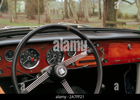 Auch, Gers, France, le 10 janvier 2008 . Triumph vitesse surmultipliée 6 Blanc 2 LITRES belonginig à un paysan français. Banque D'Images